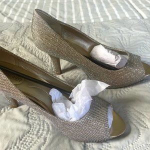 b-flexible by Bandolino Dress Shoes Women's 7M Shimmery Gold Sparkle New in Box